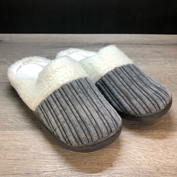 ‼️$5 SALE‼️ NY THREADS Cozy Fleece Slippers - Picture 11 of 16